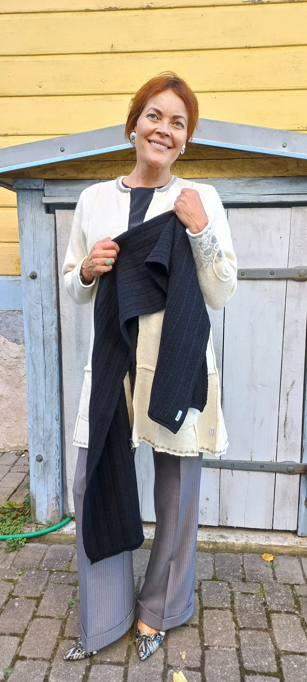 Merino wool scarf with texturized pattern – image 2