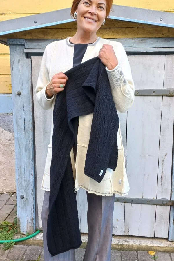 Struktuurmustriga meriinovillane sall – must – pilt 2
