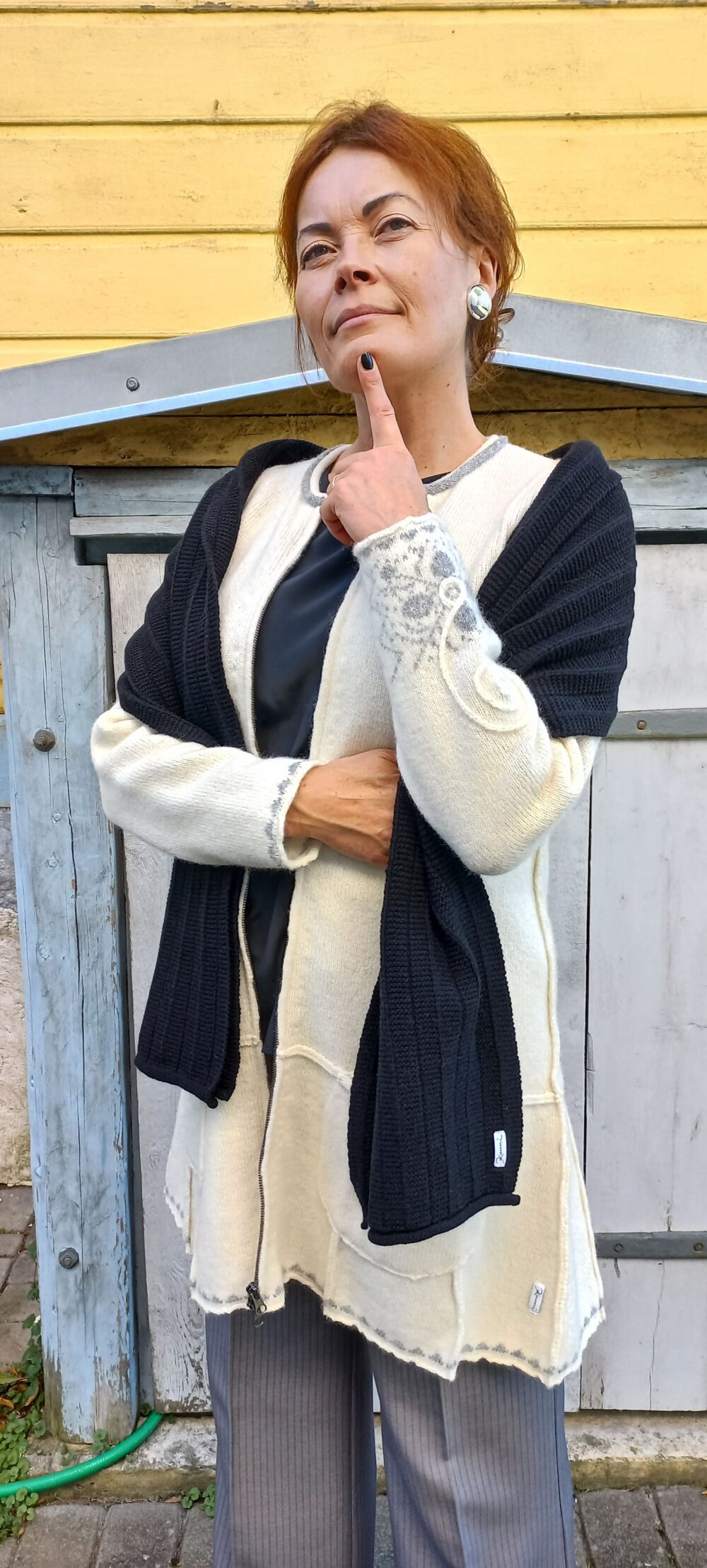 Merino wool scarf with texturized pattern - Image 1
