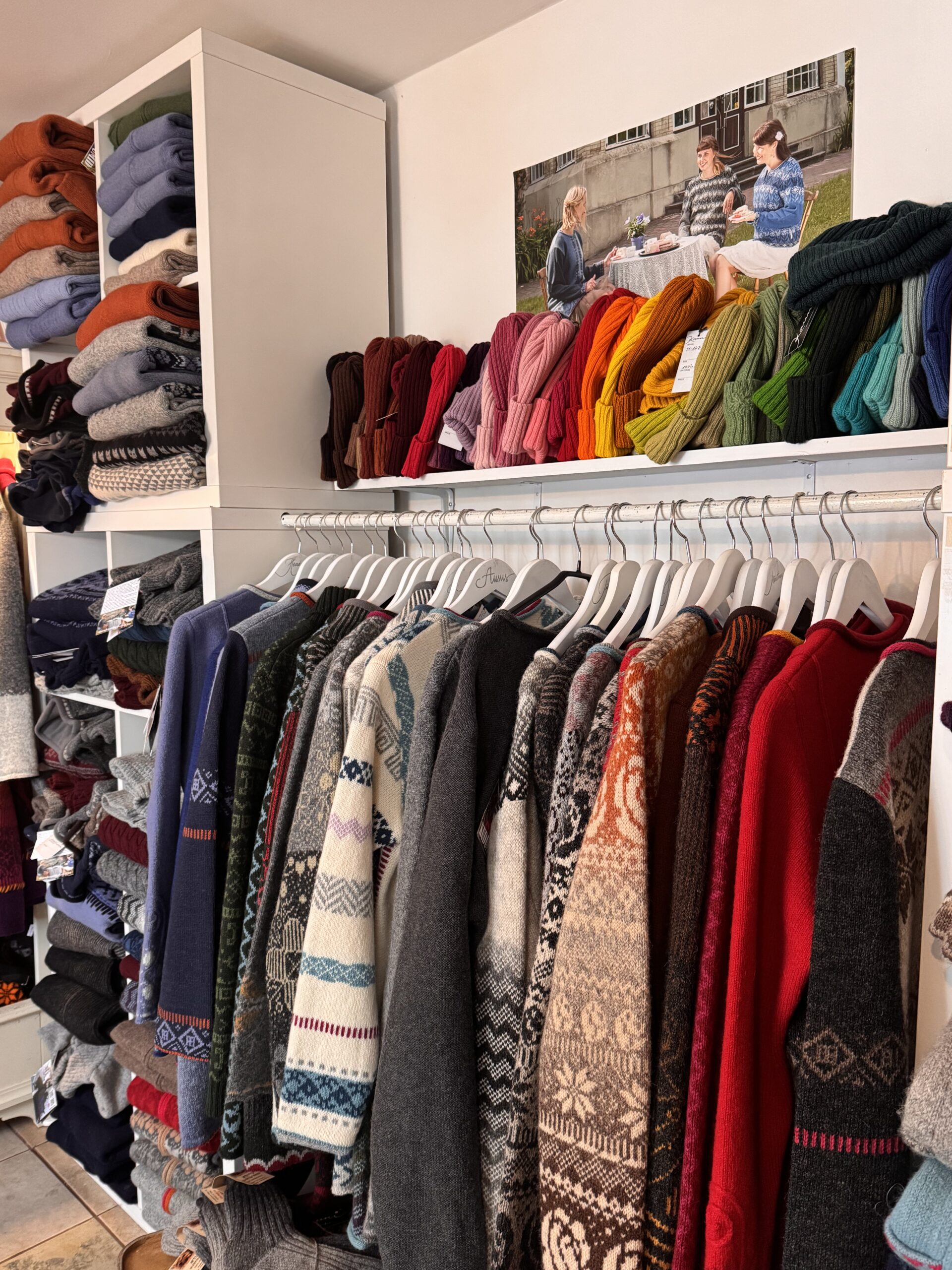 Kauni Strickmode und Wollgarne in einem Einzelhandelsgeschäft
