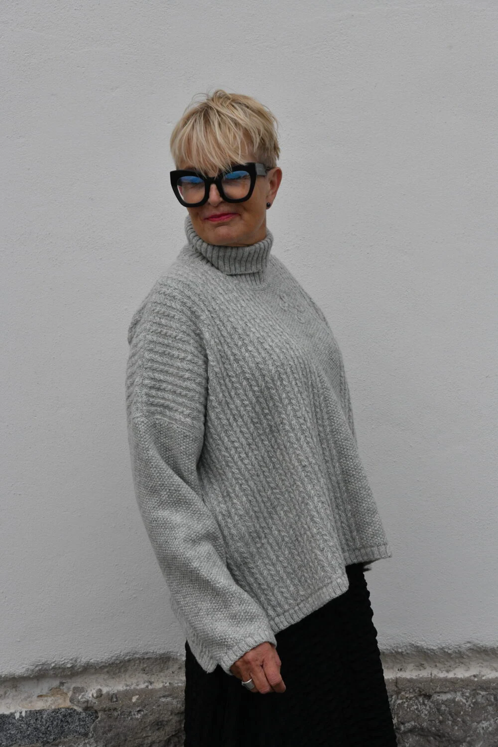 Oversized ponchosweater med fletmønster og rullekrave - Lysegrå