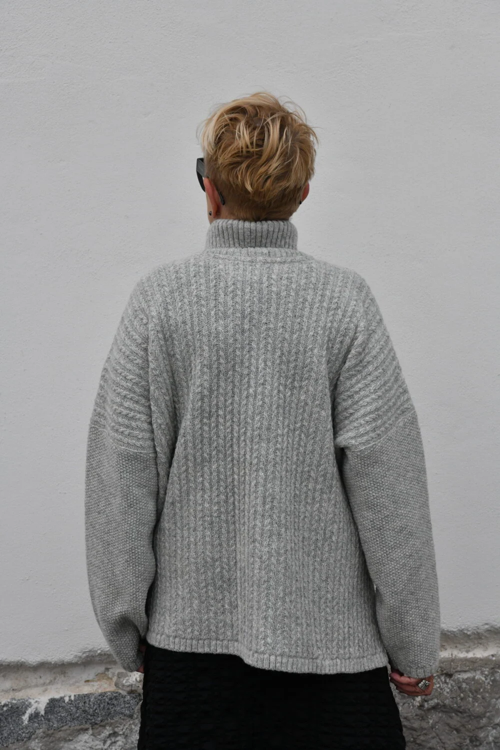 Oversized ponchosweater med fletmønster og rullekrave - Lysegrå