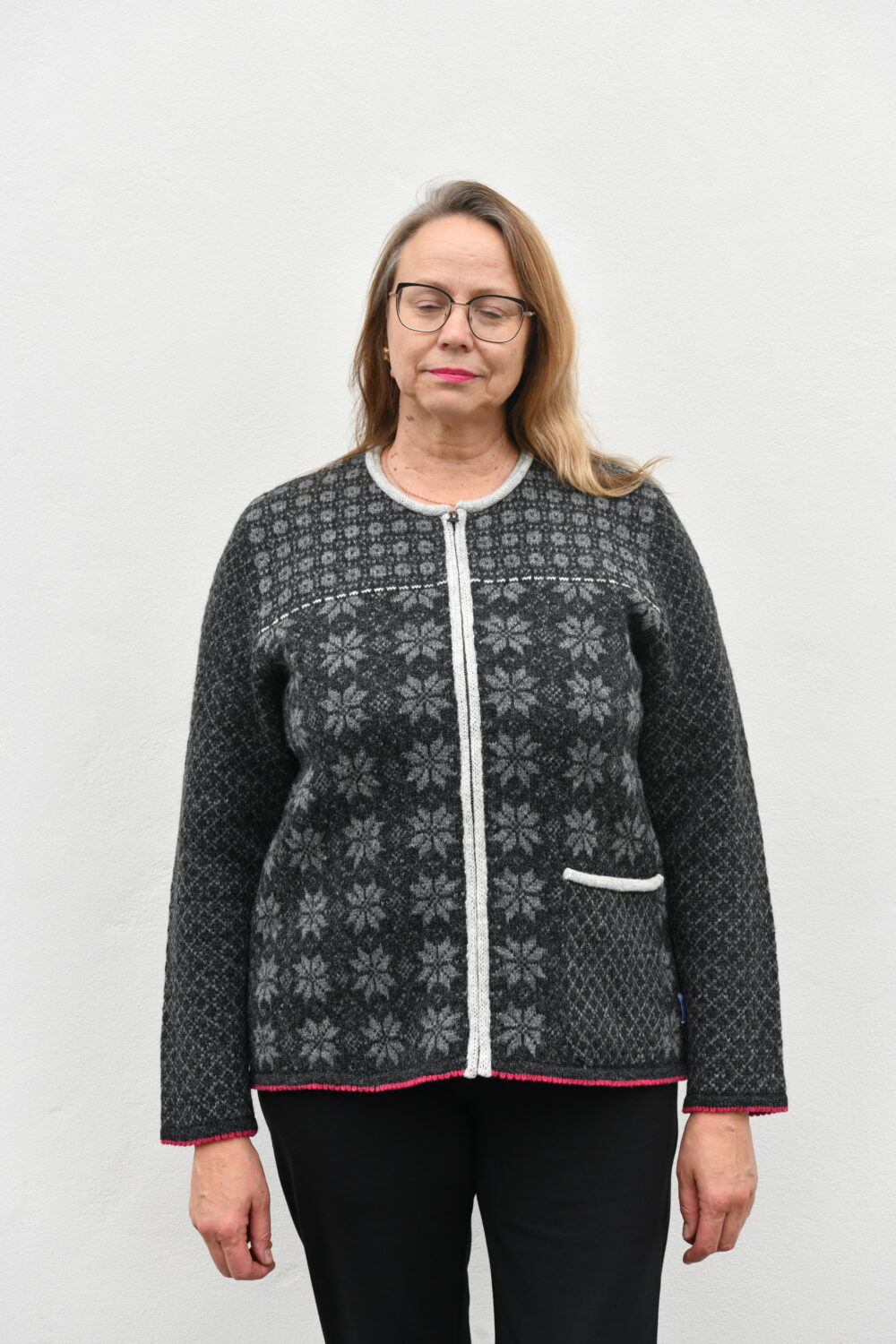 The Everyday A-Line Cardigan – lühike A-lõikeline villane kardigan – Tumehall - Pilt 3