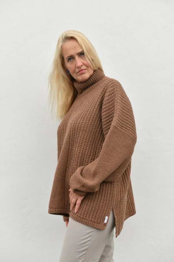 Oversized ponchosweater med fletmønster og rullekrave - Lysegrå