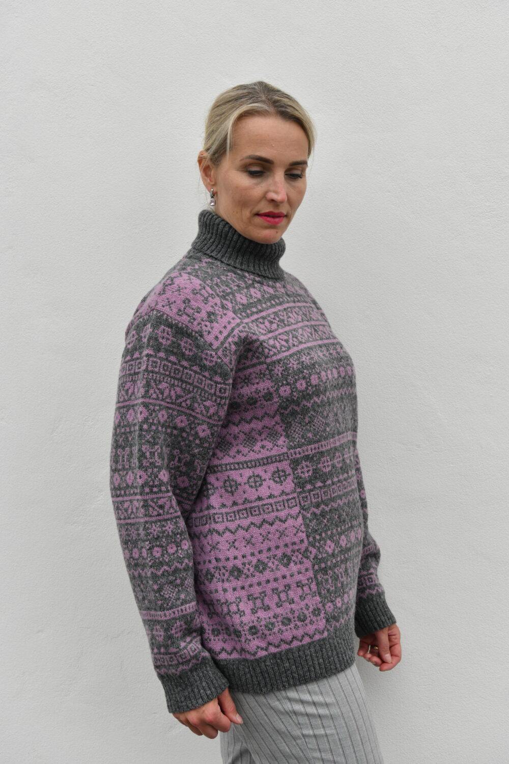 Unisex Patterned Turtleneck Sweater - Grey-Pink - Image 4